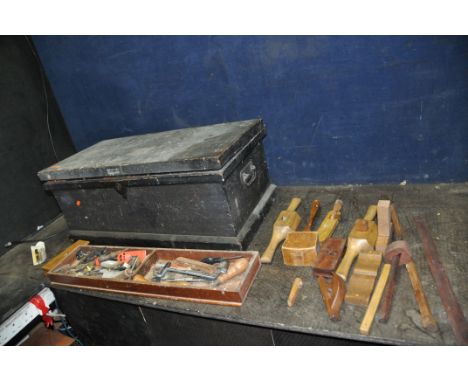 A VINTAGE WOODEN CARPENTERS TOOLBOX CONTAINING TOOLS including mostly bespoke wooden tools width 81cm x depth 42cm x height 3