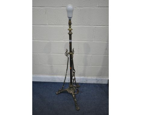 AN EARLY 20TH CENTURY BRASS TELESCOPIC LAMP, on tripod legs, min height to fitting 120cm (condition report: good)