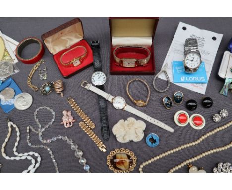A gentleman's Rotary wristwatch together with assorted lady's and gentleman's wristwatches and costume jewellery including br