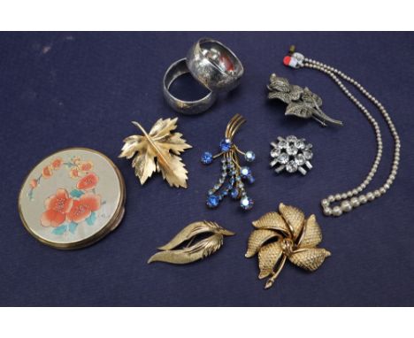 Two silver napkin rings together with a powder compact, brooches and faux pearls 