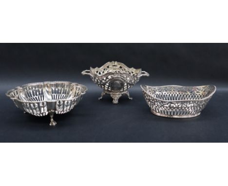 A late Victorian silver twin handled bon bon dish with lattice decoration and a portrait mask, on four feet, Chester, 1898, B