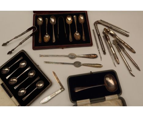 A set of six George V silver coffee spoons, Birmingham, 1928 together with a silver spoon and sugar nips set, silver sugar ni