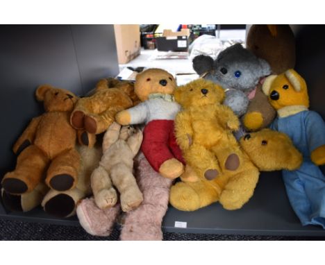 A shelf of mid 20th century and later Teddy Bears including straw filled, jointed and stitched (11)