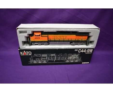 A Kato HO scale BNSF Locomotive 4929, in original box 37-6312