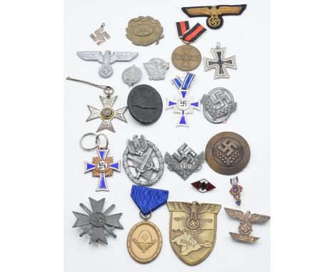 German Third Reich Nazi badges including a cloth Luftwaffe badge, Hitler Youth pin back enamel badge, Mother's Crosses etc