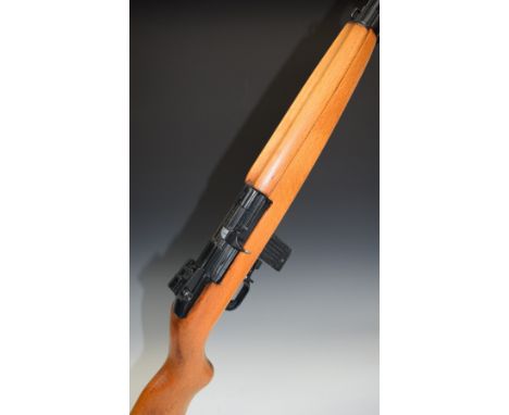 Erma M1 .22 semi-automatic rifle with semi-pistol grip, sling suspension loop and 17.75 inch barrel, overall length 90cm, ser