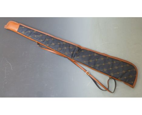 Vintage Beretta gun slip with padded and lined interior and shoulder strap.&nbsp;