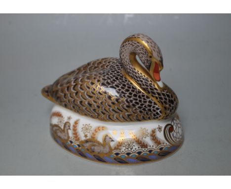 A ROYAL CROWN DERBY LIMITED EDITION PAPERWEIGHT IN THE FORM OF A BLACK SWAN, number 825 of 2002 to celebrate the Golden Jubil