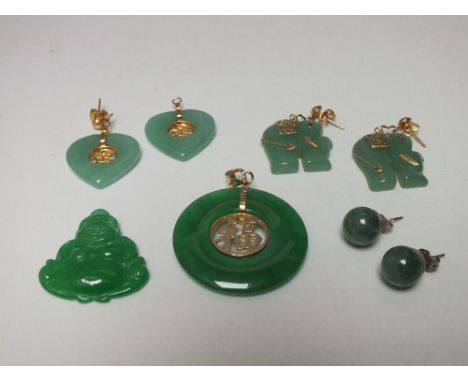 A COLLECTION OF MODERN JADE AND YELLOW METAL JEWELLERY ITEMS, comprising three pairs of earring and two pendants (5)