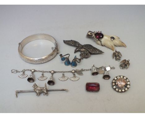 A COLLECTION OF VINTAGE AND ANTIQUE SILVER JEWELLERY, to include a marcasite eagle brooch, a hallmarked silver bangle, a stoc