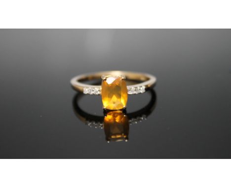 A HALLMARKED 9 CARAT YELLOW GOLD FIRE OPAL RING, with a large rectangular claw set fire opal measuring approx 8 mm by 6 mm an