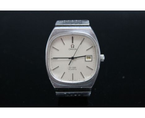 A GENTS OMEGA DE VILLE WRIST WATCH, having champagne dial, baton hour markers, double baton at 12 'clock, secondary outer min