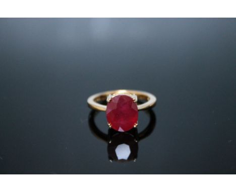 A MADAGASCAN RUBY RING, with an oval ruby measuring approx 12 mm by 9 mm, set in 925 silver gilt, ring size R 1/2