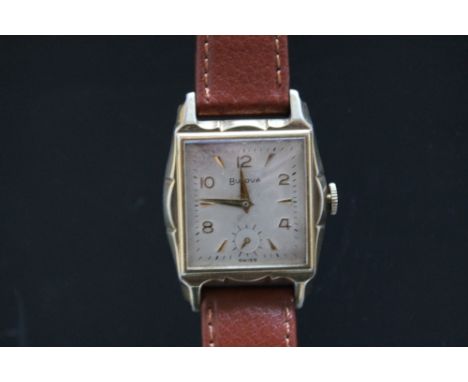 AN ART DECO GENTS BULOVA WRIST WATCH, having champagne dial, alternating arrow head and Arabic numeral hour markers, secondar