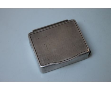 A HALLMARKED SILVER VESTA CASE BY SAMPSON MORDAN - LONDON 1920, having side striking panel and abrasive panel holder to the s