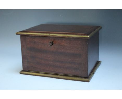 AN EARLY 20TH CENTURY MAHOGANY HUMIDOR, of rectangular form, having brass inlay and banding to edges, the hinged lid and fron