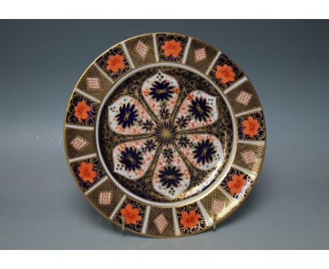 A ROYAL CROWN DERBY IMARI PATTERN CABINET PLATE,  printed marks to base, Dia. 23.5 cm