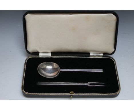 A HALLMARKED SILVER REPRODUCTION CASED SET OF 'THE MANNER'S SPOON & FORK' - SHEFFIELD 1960