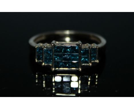 A HALLMARKED 9 CARAT GOLD BLUE DIAMOND RING, set with seventeen princess cut blue diamonds, approx weight 2.75g, ring size R 