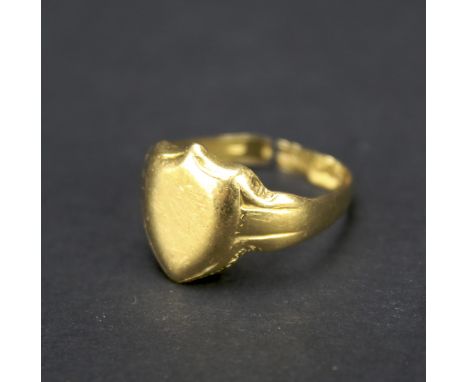 18ct gold gents signet ring. (AF)