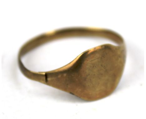 A gentleman's 9ct gold signet ring. Weight 2.9g. AF