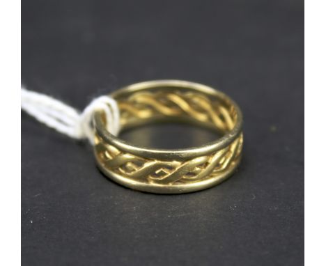 A 9ct gold two tone gentleman's ring. With pierced decoration, size U, weight 3.6g