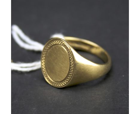 A 9ct gold gentleman's signet ring. With engine turned band decoration, weight 5.9g, size R