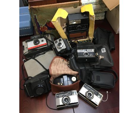 A mixed lot of photographic equipment to include Kodak  EK300, two Polaroid 104 land cameras, Kodak Brownie 127, Kodak Browni
