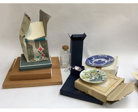 A mixed lot of ceramics to include modern square decanter, various decorative plates to include Bradford Exchange etc 