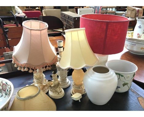 A lot of five table lamps together with ceramic planter and a vase 