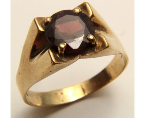 9ct Gold Gents Garnet set Ring size R weight 3.9 grams