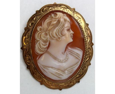Large Cameo Brooch set in 9ct Gold surround weight 9.4 grams