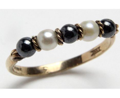 9ct Gold White and Black Pearl set Ring size K weight 1.2 grams