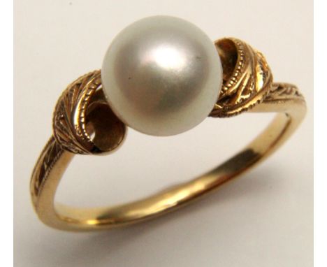 18ct Gold Ring set with single Pearl size K weight 2.6 grams 