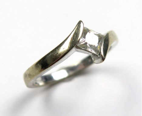 9ct Gold CZ set Ring size K weight 2.2 grams