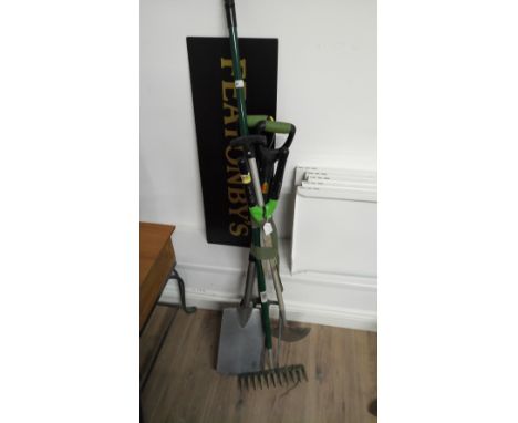 BUNDLE OF GARDEN TOOLS