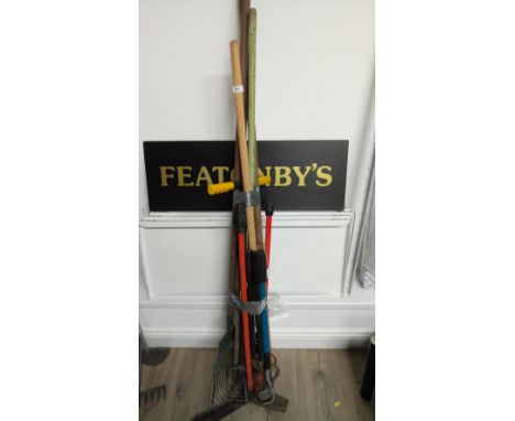 BUNDLE OF GARDEN TOOLS