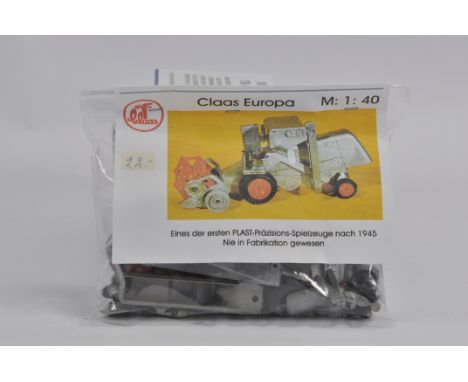 Scarce 1/40 Scale Claas Europa Combine Kit. Unmade and Complete. 