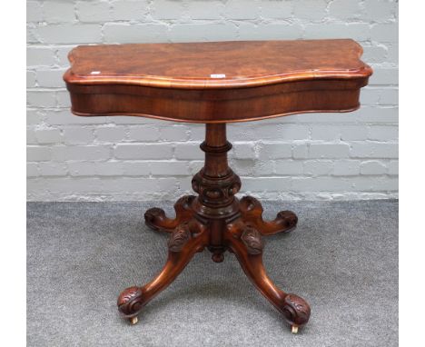 A Victorian figured walnut pedestal card table, the serpentine top over turned column and four downswept supports, 87cm wide 