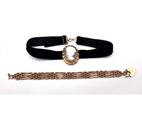 A gold bar and oval link gate bracelet, with a gold heart shaped padlock clasp, detailed 9 CT, weight 13.5 gms and a 9ct gold