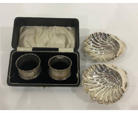 Pair Edwardian silver scallopshell trinket dishes, each on three ball feet, 10cm wide and a pair of silver engine-turned napk