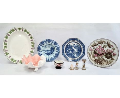 Delft shallow dish painted with riverside building, pair Quimper pottery knife rests (damaged), small early 19th century pede