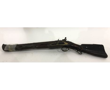 Old flintlock hunting gun with brass furniture, 70cm longCondition ReportSee attached further images.