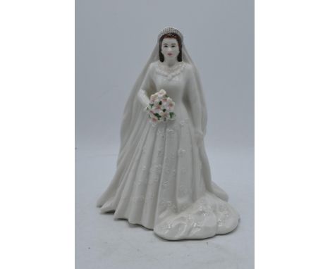 Royal Worcester figure Her Majesty Queen Elizabeth II. In good condition with no obvious damage or restoration. 23cm tall. 
