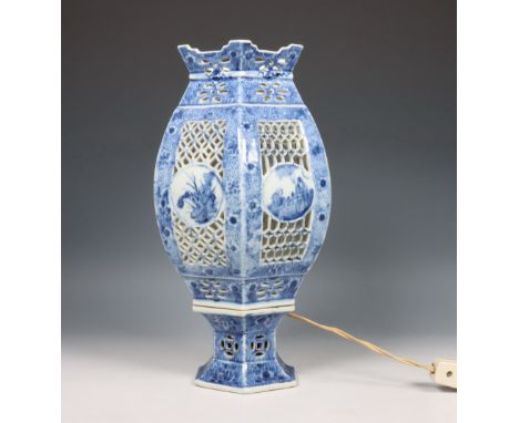 China, blauw-wit porseleinen opengewerkte lantaarn op voet, 19e eeuw, de zeskantige lantaarn met panelen met bloemen en figur