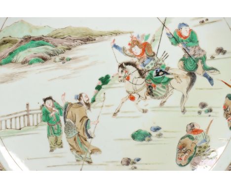 China, famille verte porseleinen schotel, Kangxi periode (1662-1722), gedecoreerd met ruiter en soldaten bij een rivier (gere