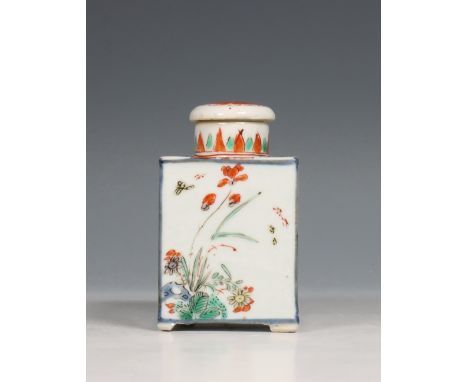 China, rechthoekig famille verte porseleinen theebusje en deksel, Kangxi periode (1662-1722), gedecoreerd met hanen (chips) h