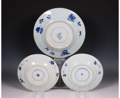 China, drie blauw-wit porseleinen 'aster' borden, Kangxi periode (1662-1722) en 19e eeuw, bestaande uit een paar kleinere bor