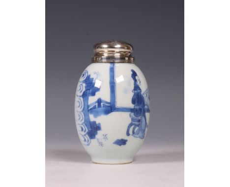 China, zilvergemonteerd blauw-wit porseleinen theebusje, Kangxi periode (1662-1722), het zilver later, gedecoreerd met dames 