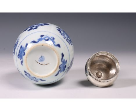 China, zilvergemonteerde blauw-wit porseleinen theebus, Kangxi periode (1662-1722), het zilver later, de zijden beschilderd m